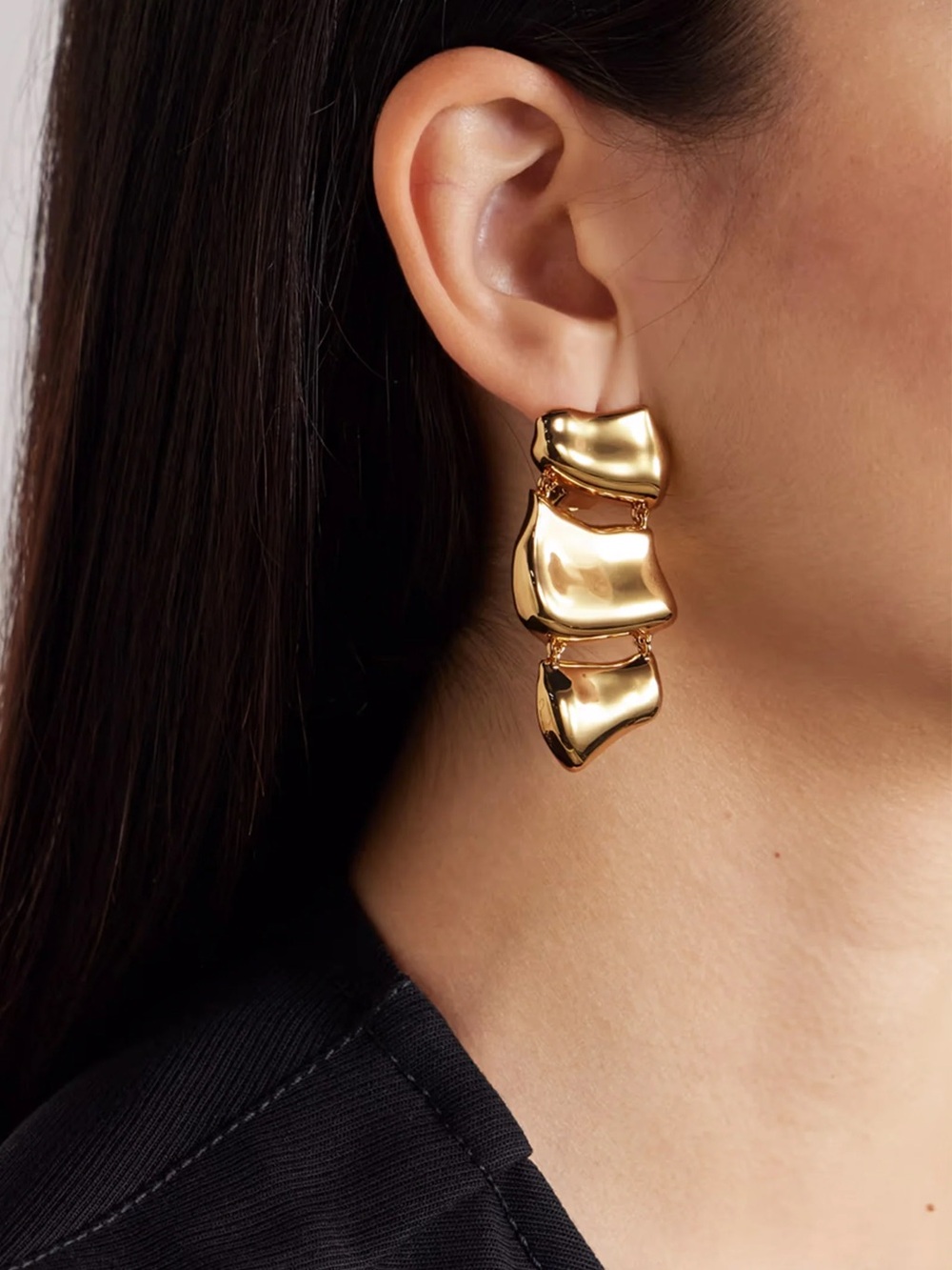 NWOT OSCAR DE LA RENTA Sculpted Metal Drop Clip-On Earrings Gold Italy